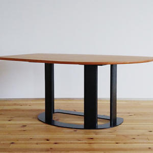 形の変わったテーブル